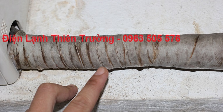 ong-dong-dieu-hoa-bi-chay-nuoc